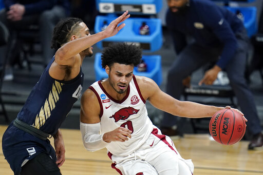 Davis’ Late Jumper Gives Arkansas 72 70 Over Oral Roberts