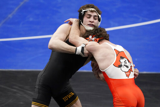 Lee Becomes 3 Time Champ On Bad Knee, Iowa Wins Team Title