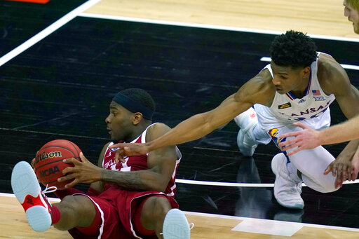 The Latest: Oklahoma’s Harmon Out For 2 Rounds At Ncaas
