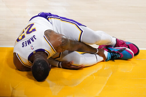 Lebron James Leaves Court With Right Ankle Injury Vs Hawks