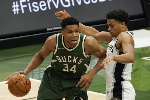 Antetokounmpo Won’t Play Monday Night Due To Knee Sprain