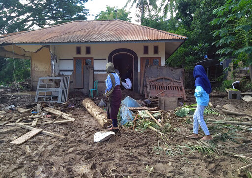 Indonesian Rescuers Dig For People Buried In Landslides