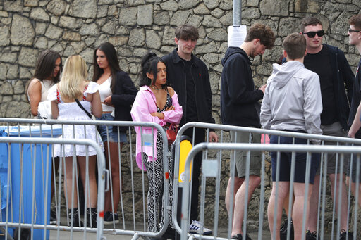 Uk Allows Dancing Without Distancing At Nightclub Test Event