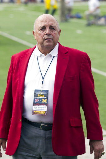 Barry Alvarez, Ad Who Reshaped Wisconsin Sports, To Retire