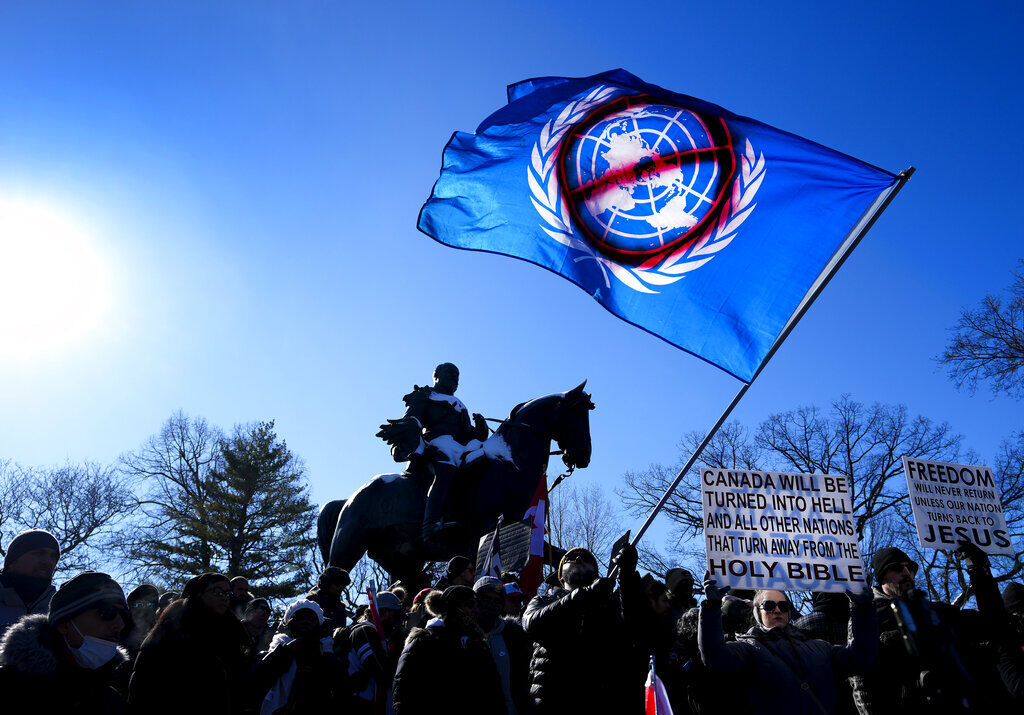 Truck Blockade At Us Canadian Border Shuts Auto Plants In Both Countries