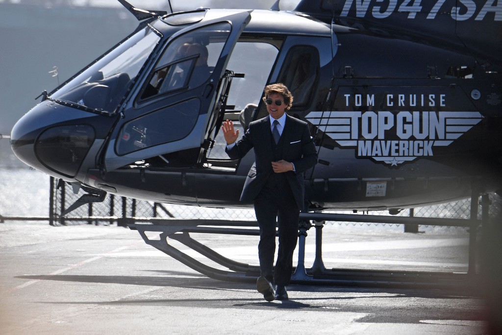 Tom Cruise Helicopters In For ‘top Gun: Maverick’ Premiere