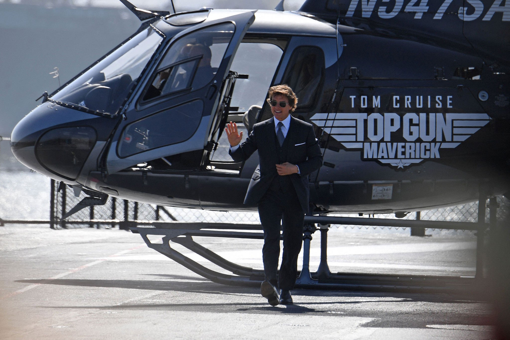 Tom Cruise Helicopters In For ‘top Gun: Maverick’ Premiere