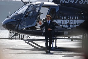 Tom Cruise Helicopters In For ‘top Gun: Maverick’ Premiere