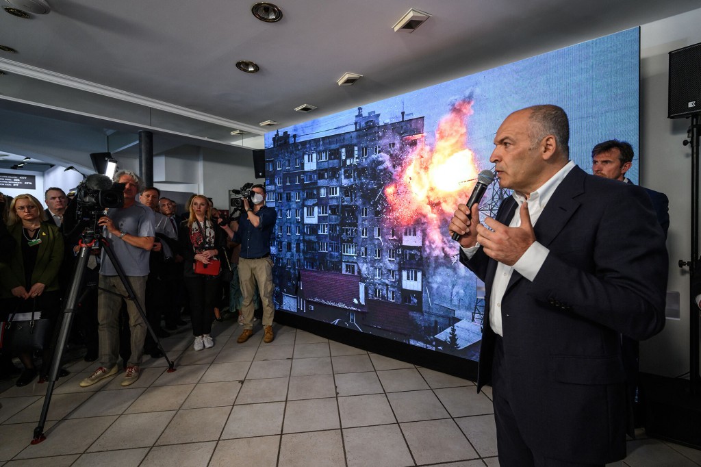 Jeff Koons Sculpture Worth Up To $12.5 Million To Be Auctioned For Ukraine Aid