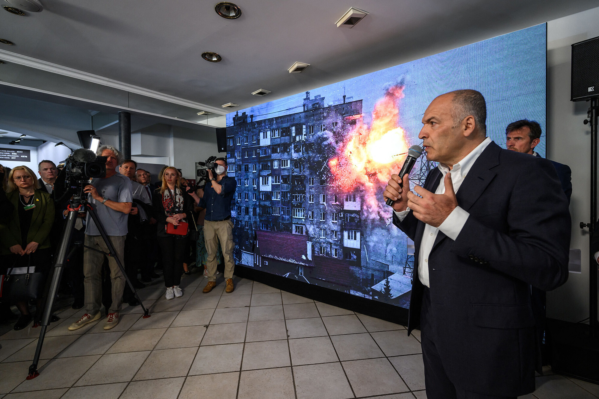 Jeff Koons Sculpture Worth Up To $12.5 Million To Be Auctioned For Ukraine Aid
