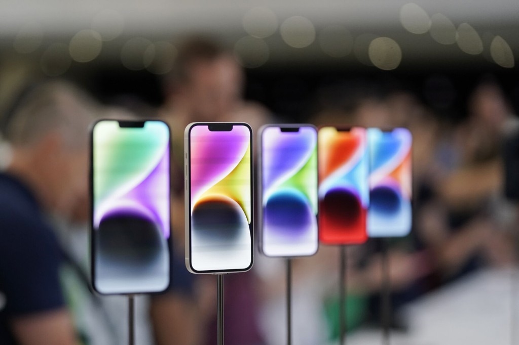 Why Wireless Carriers Are Giving Out Free Iphone 14s — And How To Get One