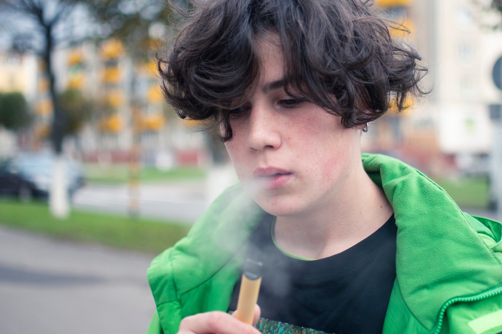 More Than 2.5 Million Us Middle And High School Students Say They Currently Use E Cigarettes, Research Finds