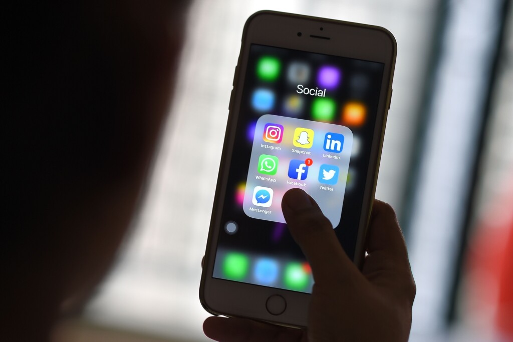 Treat Your Phone Like A Bad Relationship. Break Up