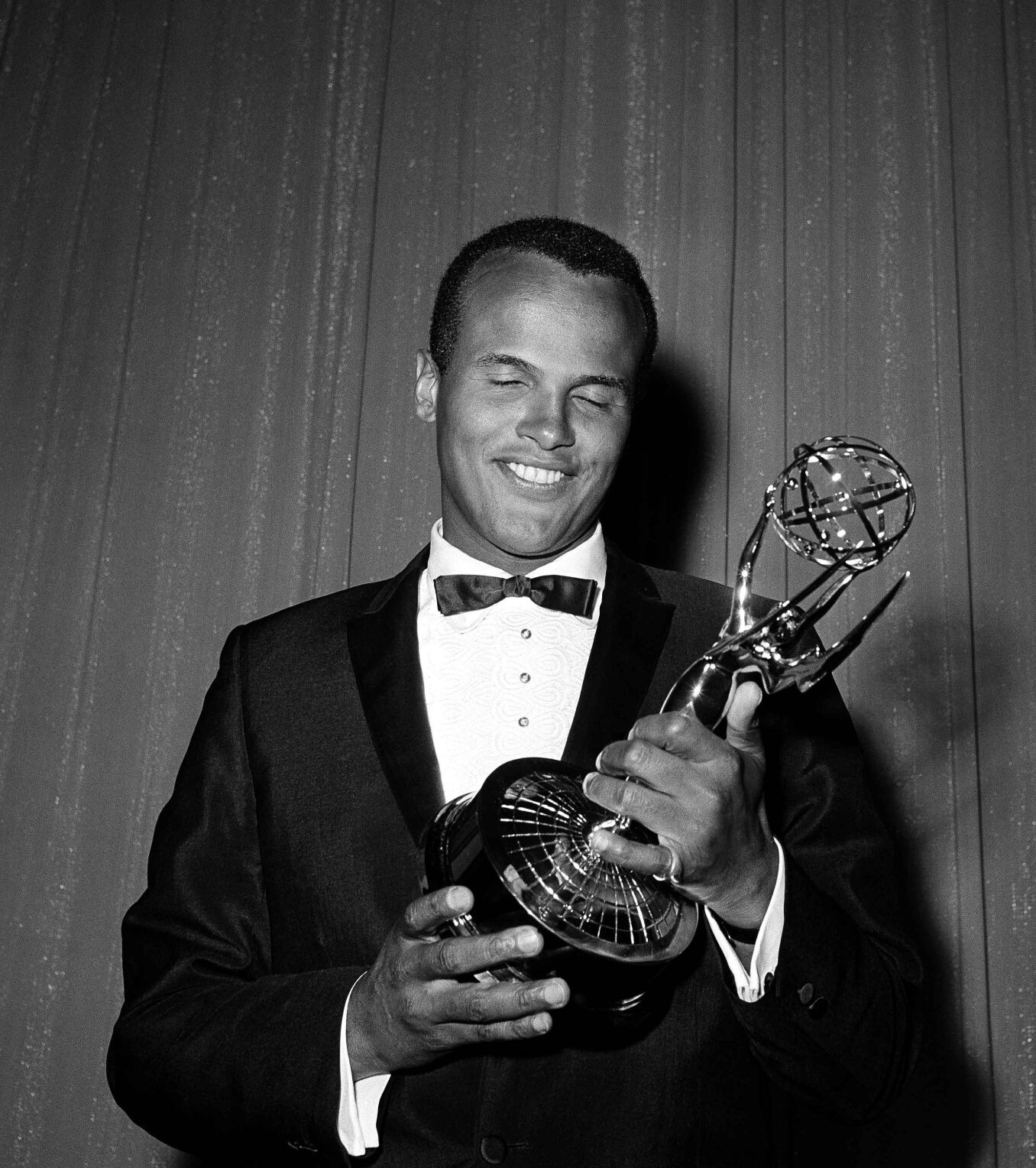 <p>Harry Belafonte, the first black man to win an Emmy, kisses the golden statuette he won in Hollywood for Outstanding Variety or Musical Performance of the past television season, June 20, 1960. </p>