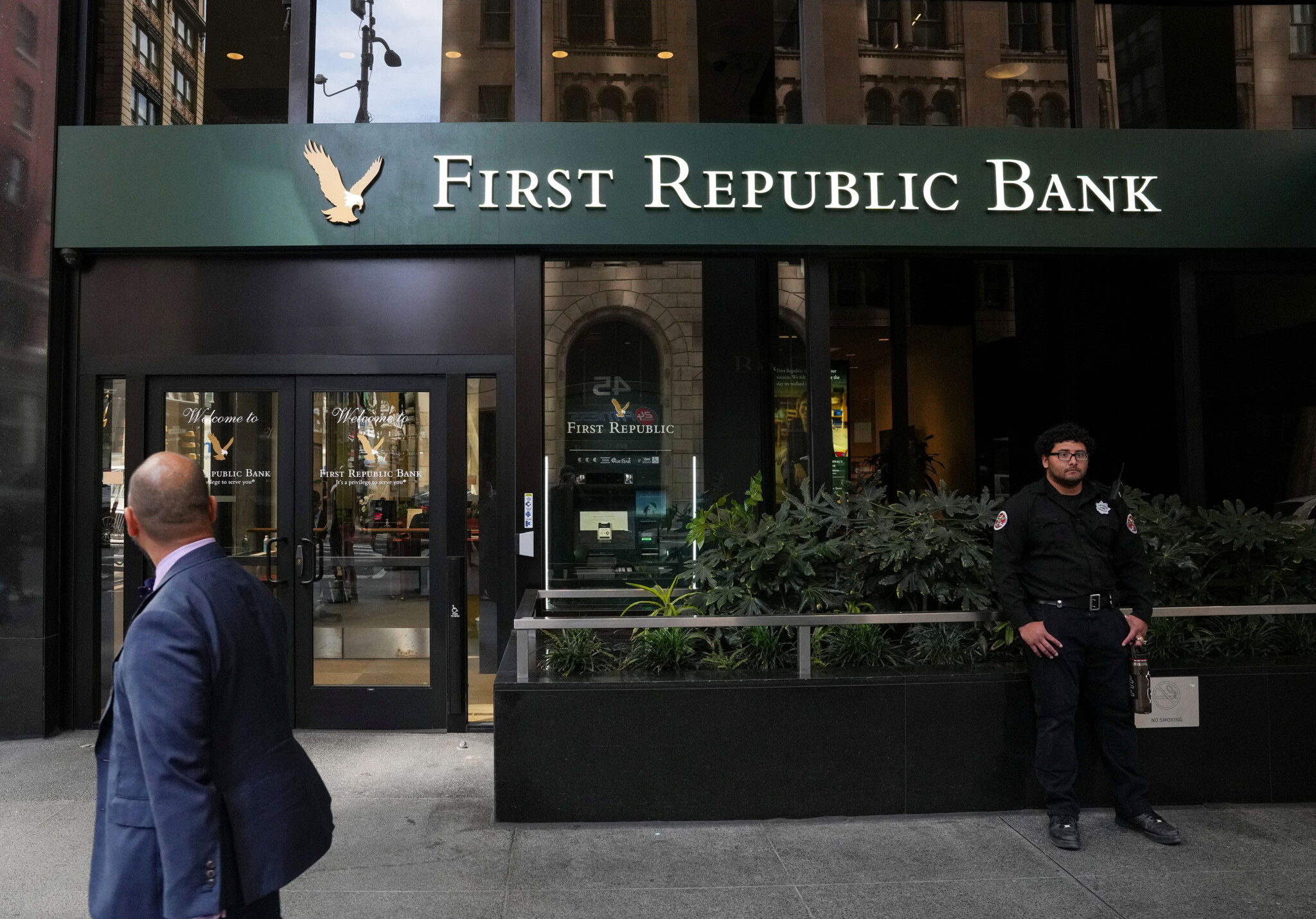 Big Banks Are Bidding For Troubled First Republic As Fdic Deadline Looms
