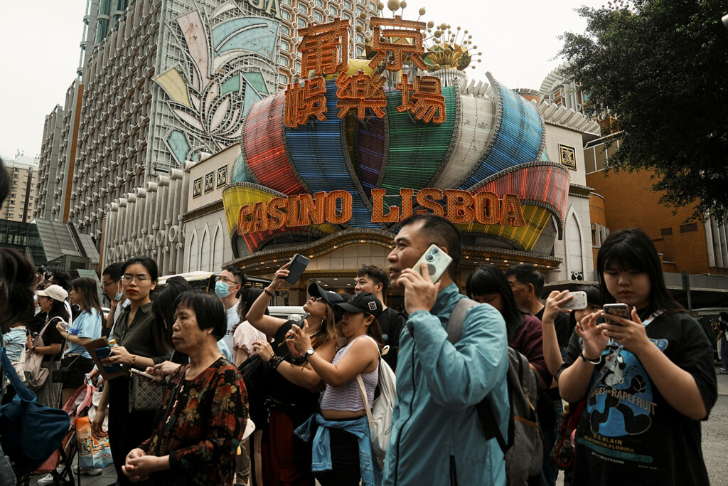 Goodbye Covid: Tourists Mob China’s Most Popular Attractions During Labor Day