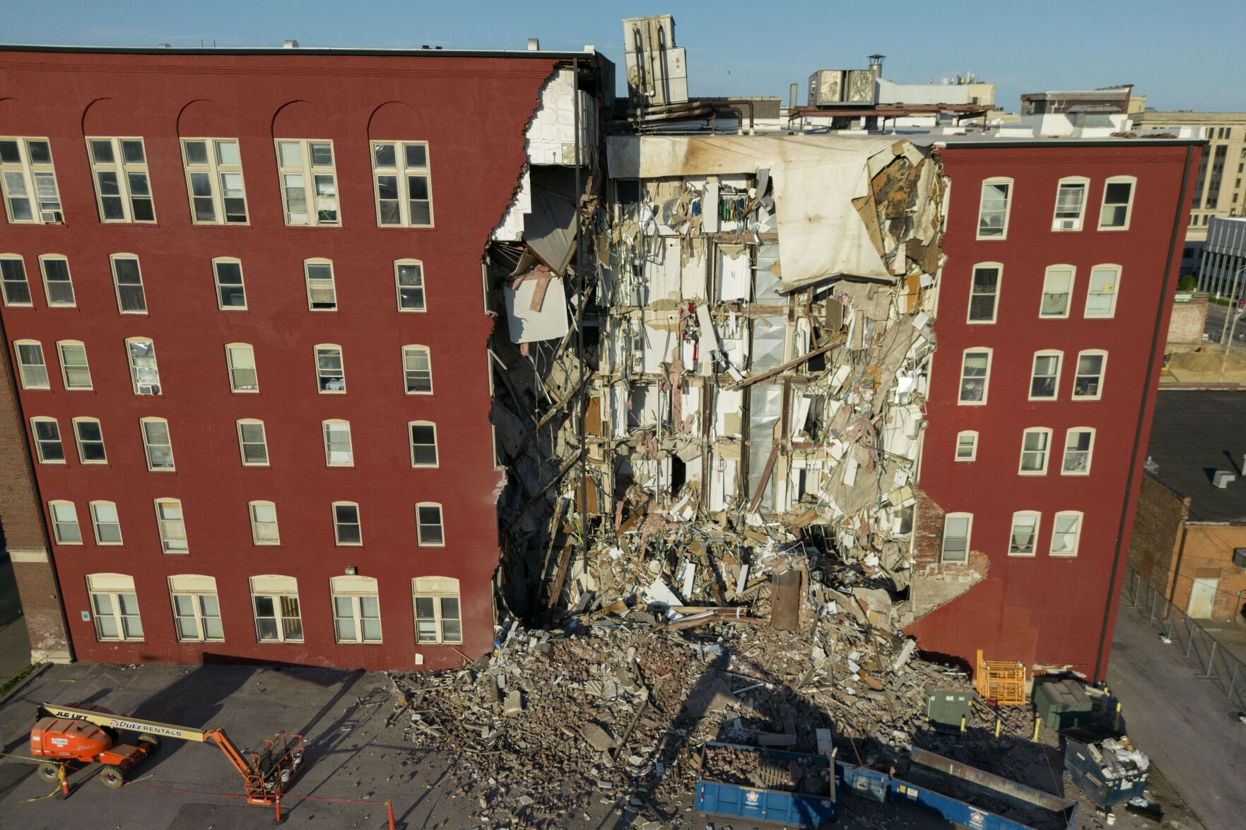 <p>An apartment building that partially collapsed two days earlier can be seen Tuesday in Davenport, Iowa. </p>