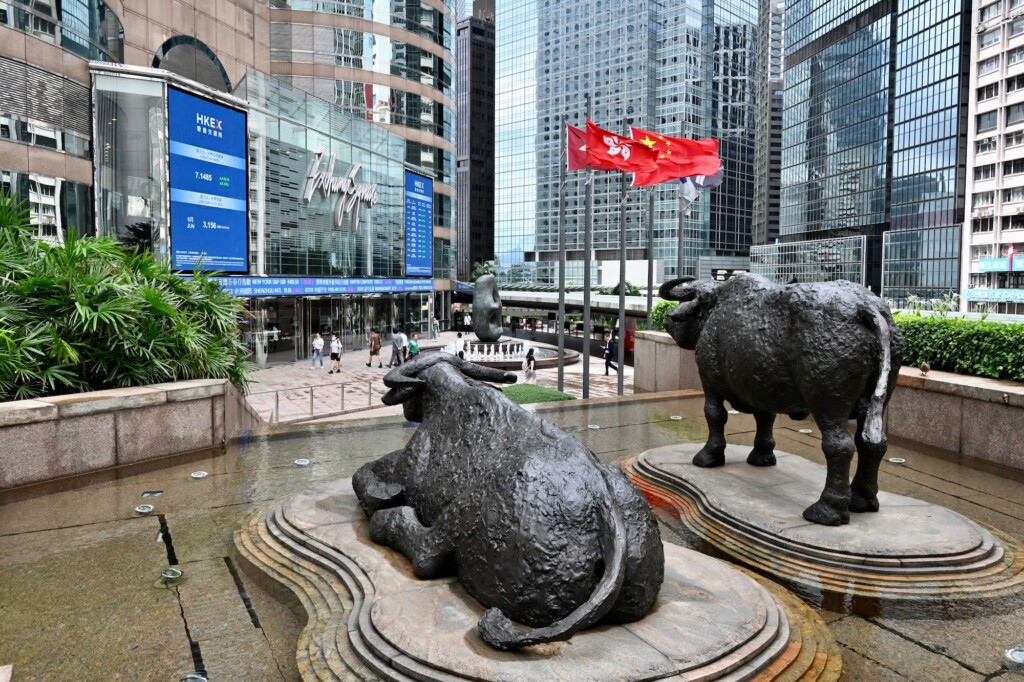 Hong Kong Stocks Slump On Worries About Chinese Banks, Us Interest Rates