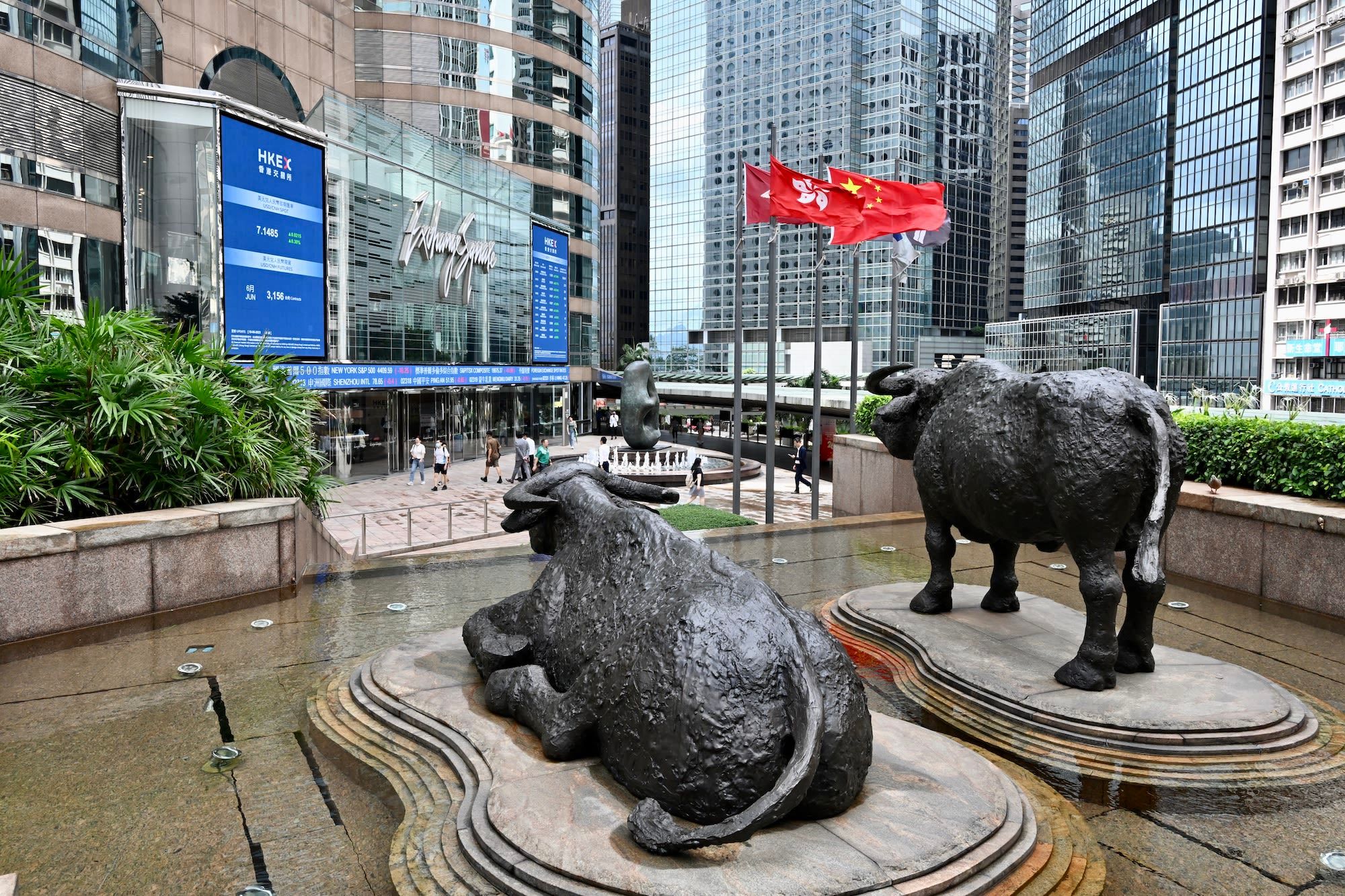 Hong Kong Stocks Slump On Worries About Chinese Banks, Us Interest Rates