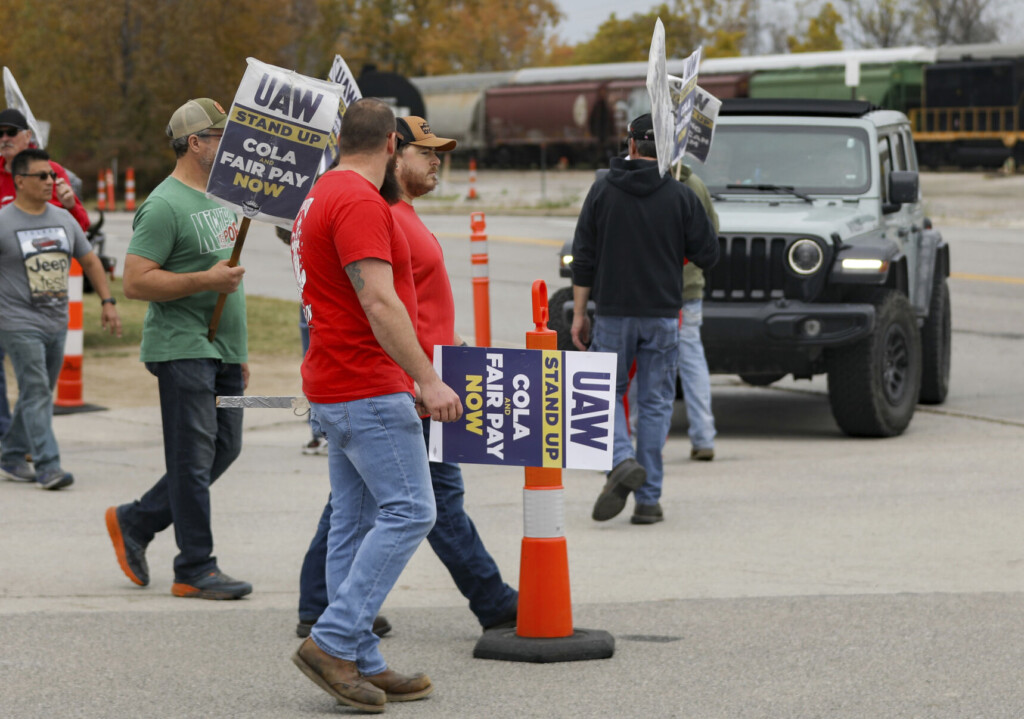 Autoworkers Reach A Deal With Ford, A Breakthrough Toward Ending Strikes Against Detroit Automakers