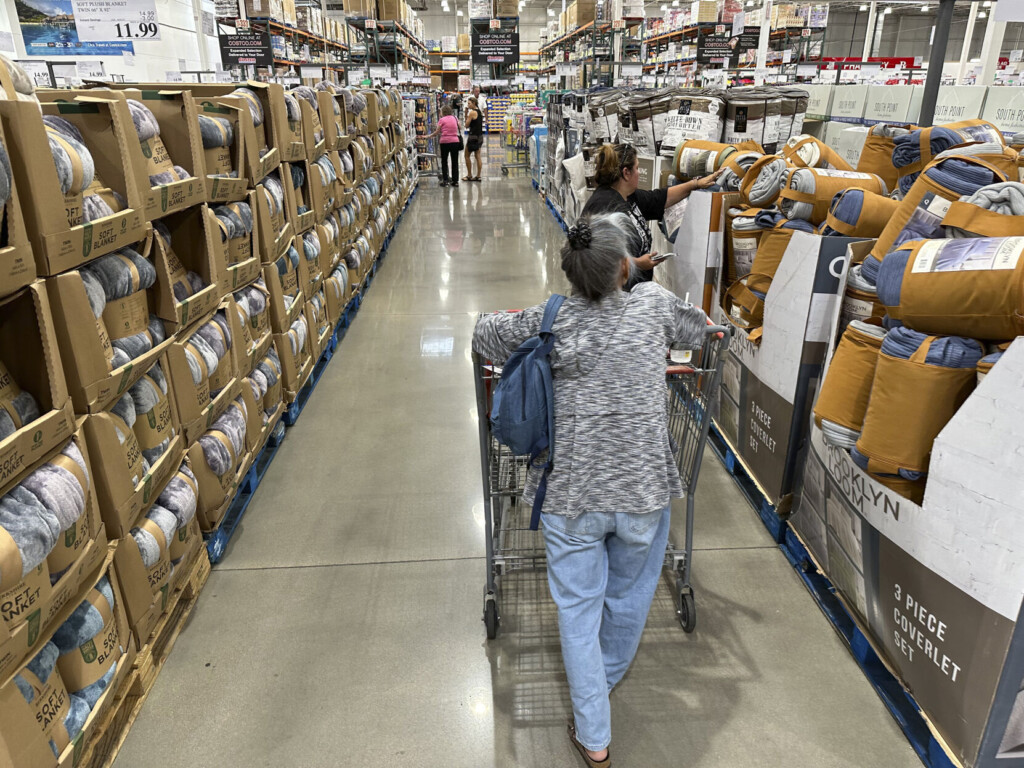 Us Economy Accelerated To A Strong 4.9% Rate Last Quarter As Consumers Shrugged Off Fed Rate Hikes