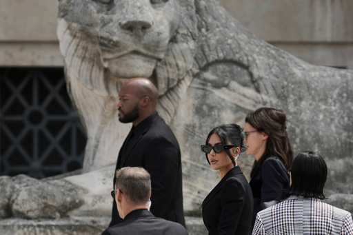 A Paris Court Awards Kim Kardashian 1 Euro After Her 2016 Robbery