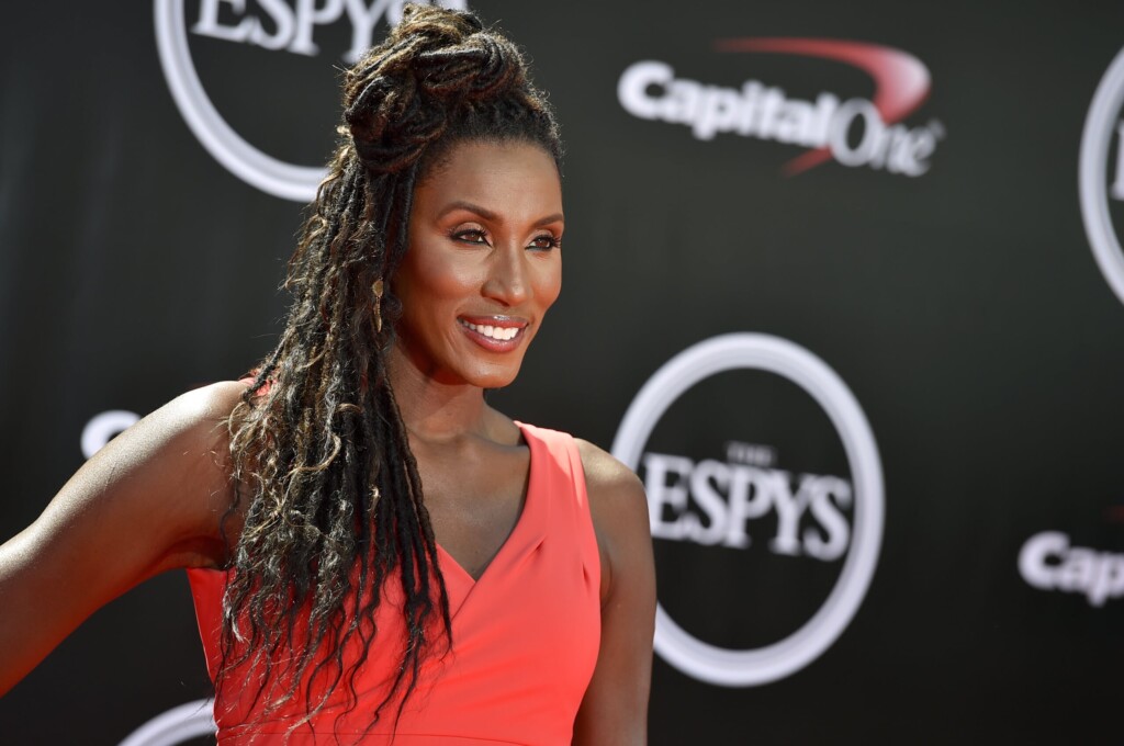 The Sparks Honor Lisa Leslie With A Bronze Statue Outside The Arena