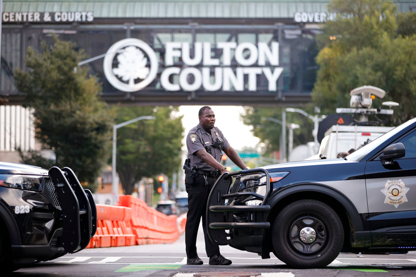 <p>A sheriff's deputy stands Monday near the Fulton County Courthouse in Atlanta. </p>