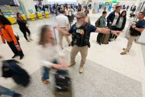 Trump Says He’ll Sign Order To Pay Tsa Agents As Congress Struggles To Reach Funding Deal