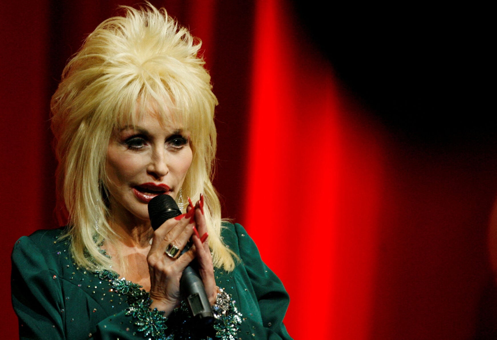 <p>Singer Dolly Parton speaks Dec. 2007, at the launch of her Imagination Library book project at the Magna Centre in Sheffield, northern England.</p>