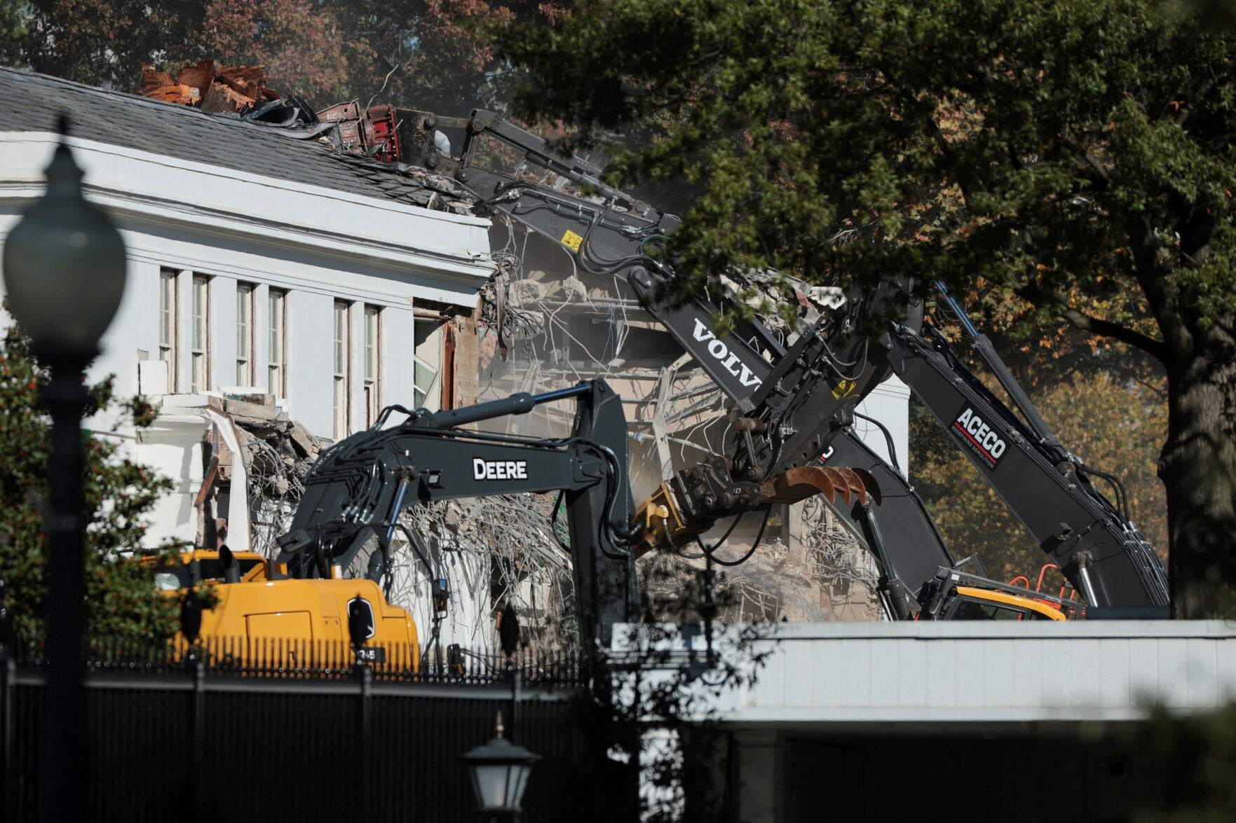<p>A demolition crew on Oct. 21 takes apart the facade of the East Wing of the White House, where U.S. President Donald Trump's proposed ballroom is being built, in Washington.</p>