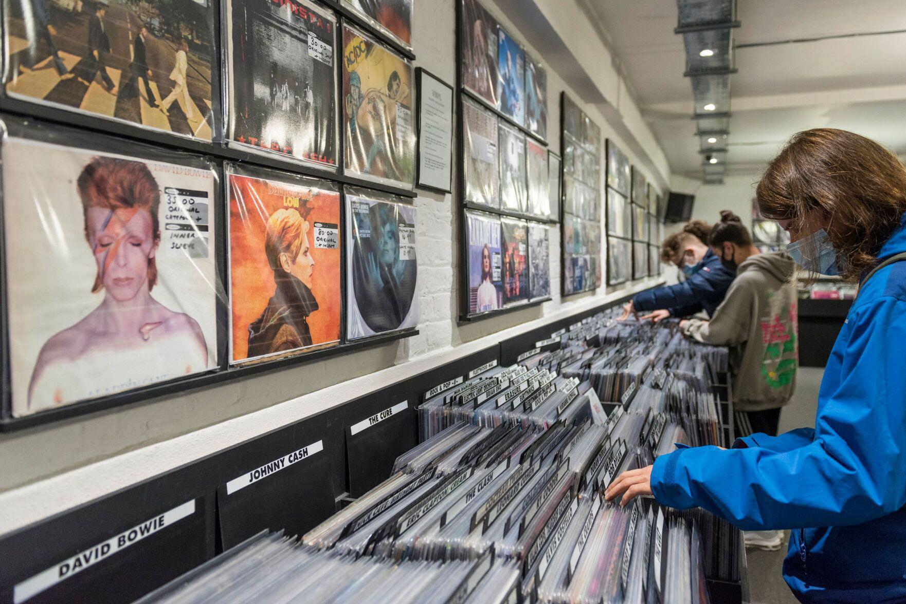 Vinyl Record Sales Top Cd Sales For 1st Time Since ’80s