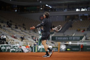 Thiem Right At Home In 1st Round Win At A Chilly French Open