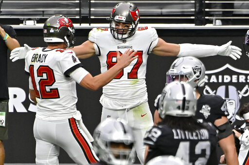 Brady’s 4 Td Passes Lead Bucs Past Raiders 45 20