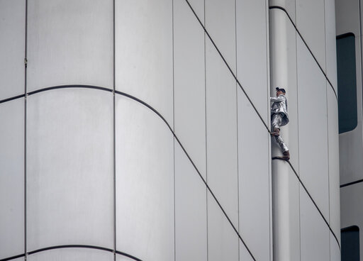 French ‘spiderman’ Climbs Frankfurt Skyscraper, Faces Fine