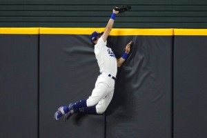 Bellinger Robs Padres As Dodgers Hold On For 2 0 Nlds Lead