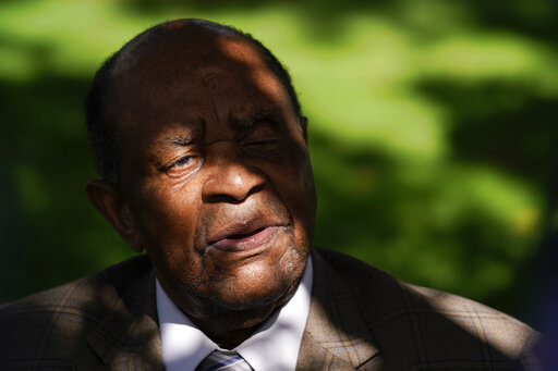 Masters Honors Lee Elder With Scholarship And A Tee Shot