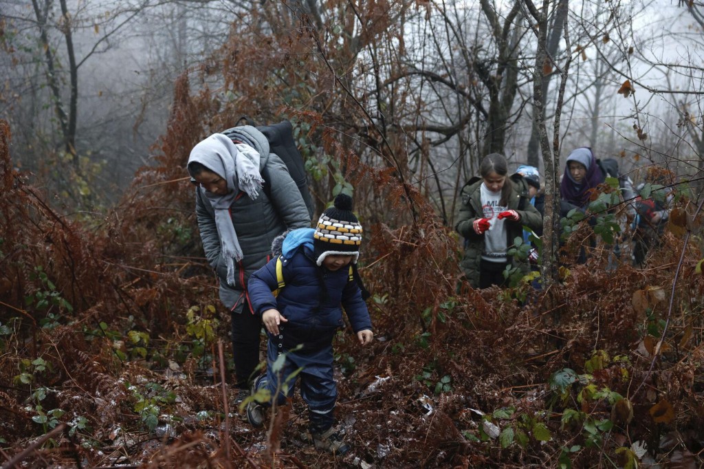 Eu Warns Bosnia To Help Migrants As Entire Families On Move