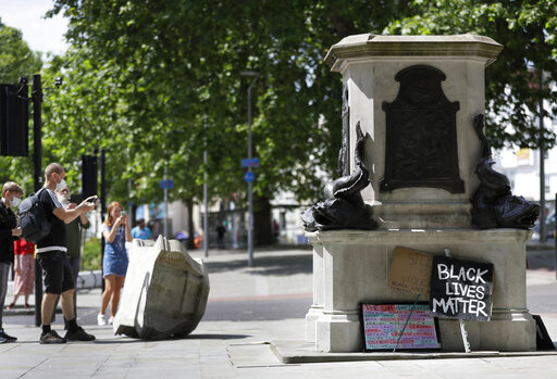 Uk Prosecutors Charge 4 Over Toppling Of Slave Trader Statue