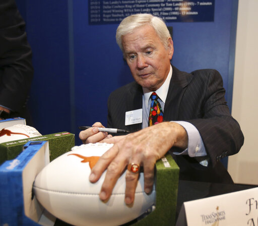 Fred Akers, Texas Coach Who Flirted With Glory, Dies At 82