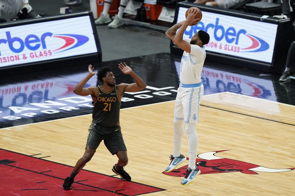 Davis Scores Season High 37 As Lakers Beat Bulls 101 90