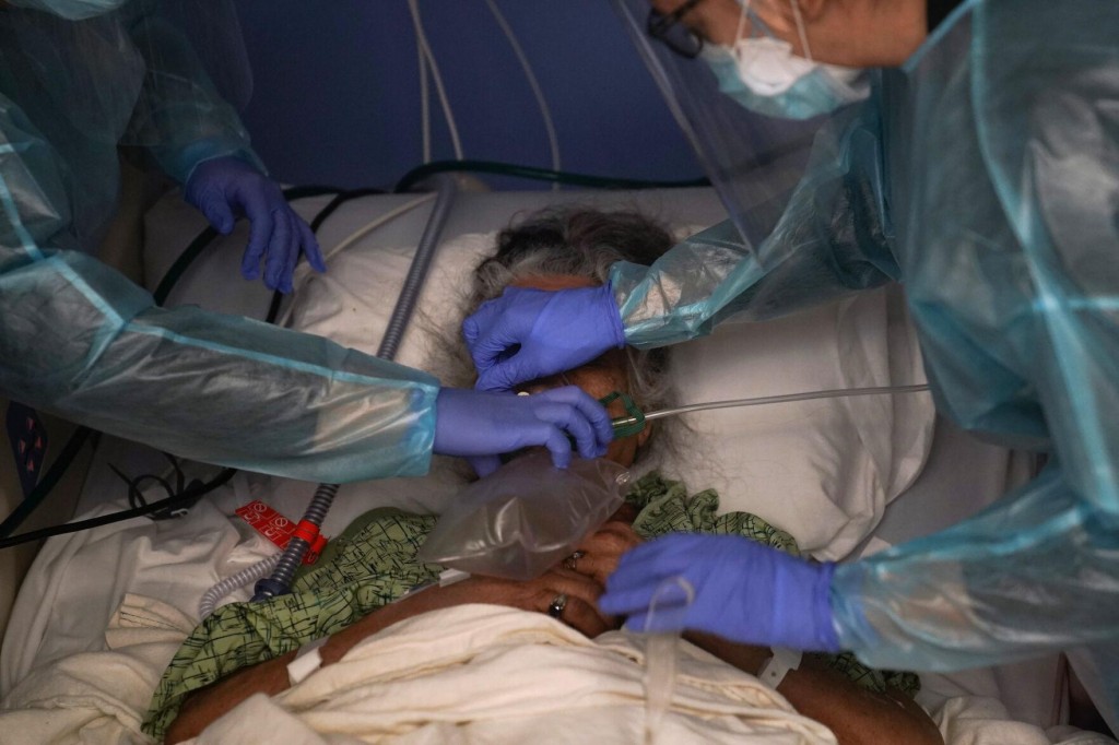 2 In 5 Americans Live Where Covid 19 Strains Hospital Icus