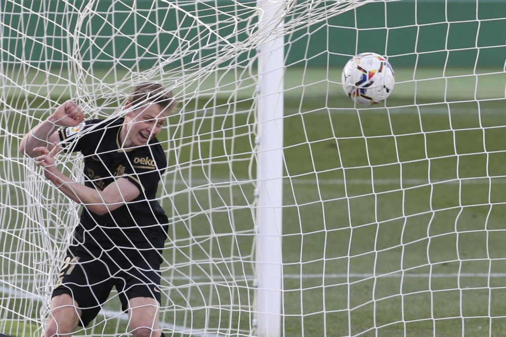 De Jong Leads Barcelona To Win Over Elche In Spanish League