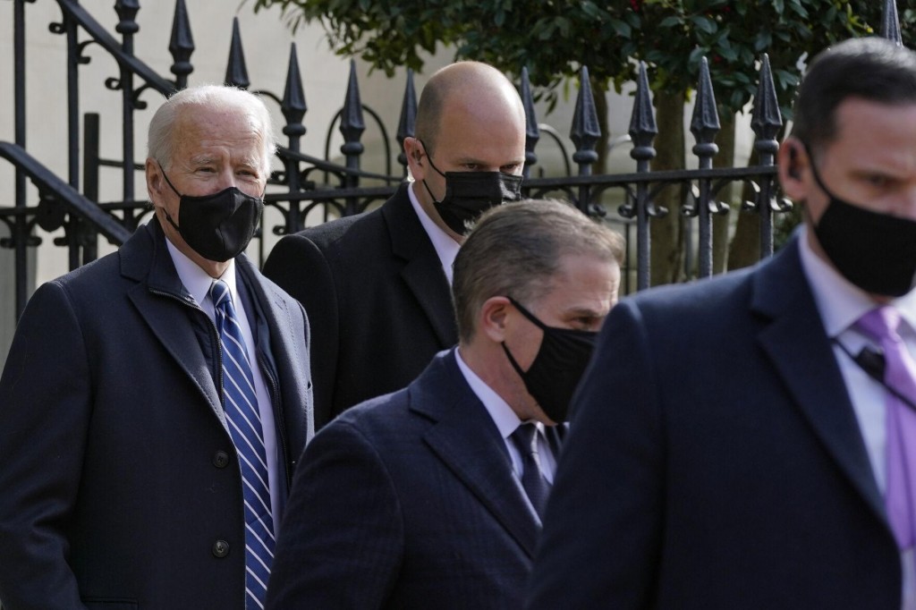 Biden To Reinstate Covid Travel Rules, Add South Africa