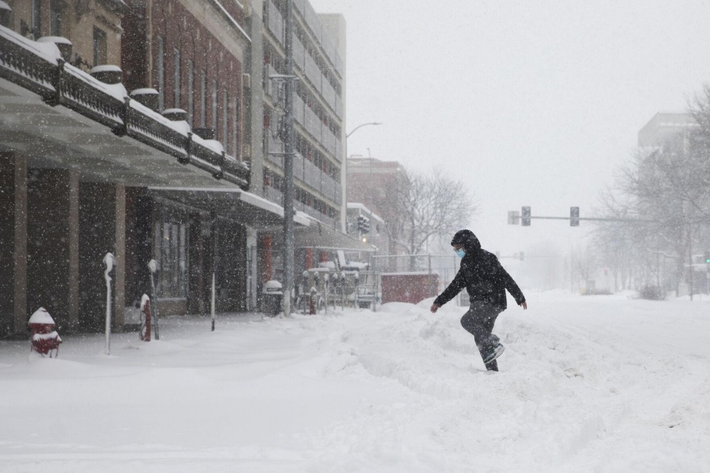 ‘historic’ Snow Blankets Parts Of Midwest, Disrupts Travel