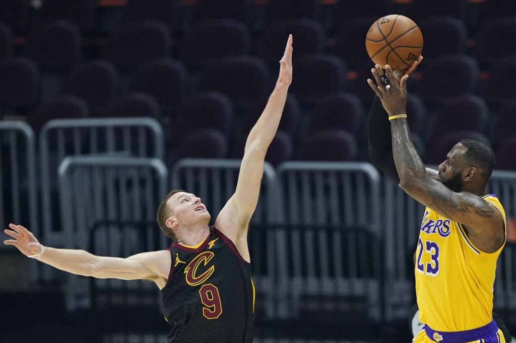 Lebron Scores 46, Lakers Beat Cavs To Stay Perfect On Road