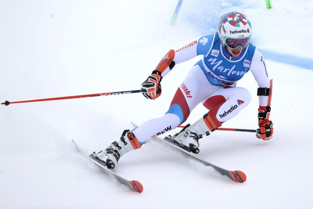 Gisin Holds Big Lead Over Shiffrin In 1st Giant Slalom Run