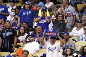 La Fans Don’t Waste Time Jeering Astros At Dodger Stadium