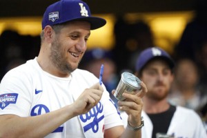 La Fans Don’t Waste Time Jeering Astros At Dodger Stadium