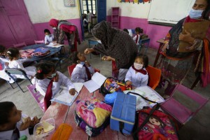 Pakistani Police Say Polio Team Attacked, Policeman Killed
